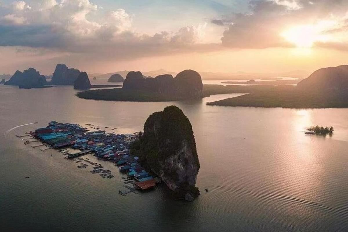 un'isola in mezzo a uno specchio d'acqua