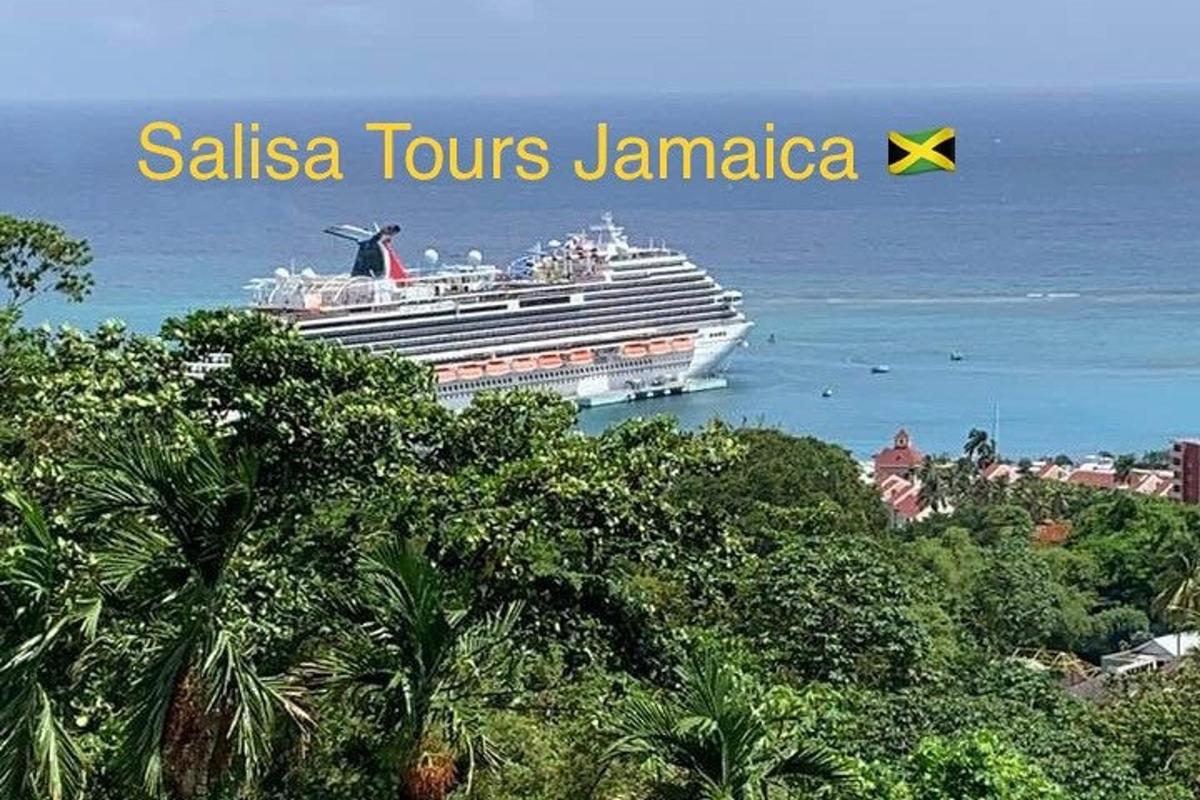 una nave da crociera nell'oceano con la scritta "Salsa Tours Jamaica"