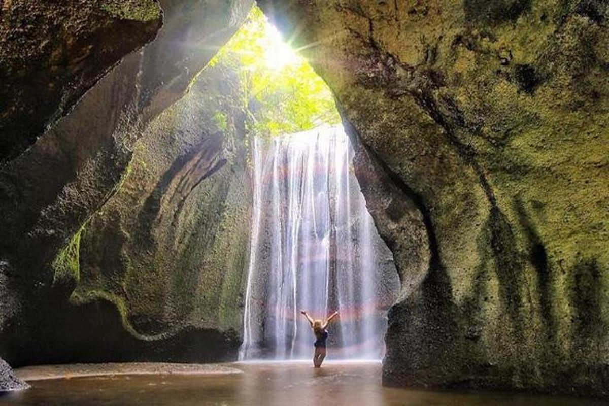 una donna in piedi davanti a una cascata