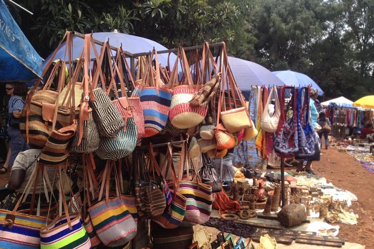 Una exhibición de carteras y bolsos en un mercado.