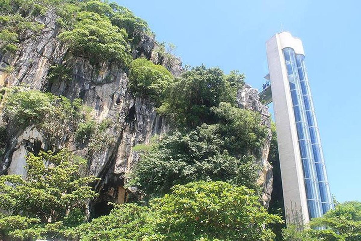 sebuah bangunan di sisi gunung dengan pokok