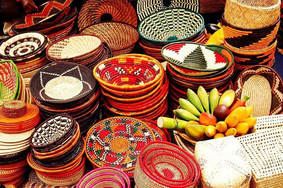 una pila de platos y cestas de diferentes colores