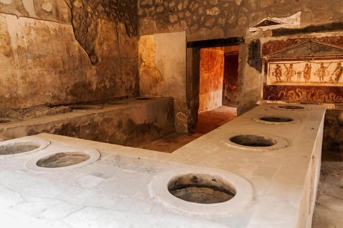 una habitació bruta amb tres lavabos al terra