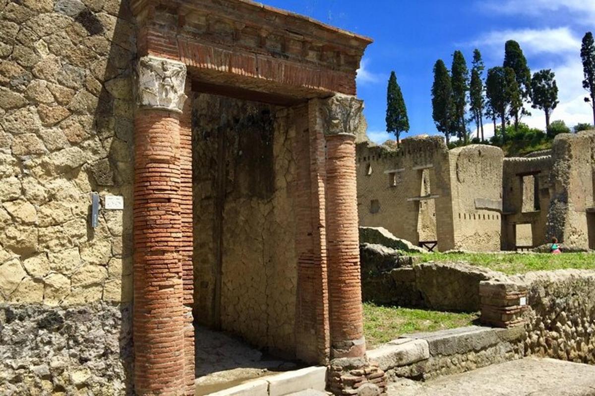 un edifici antic amb dos pilars de maó al davant