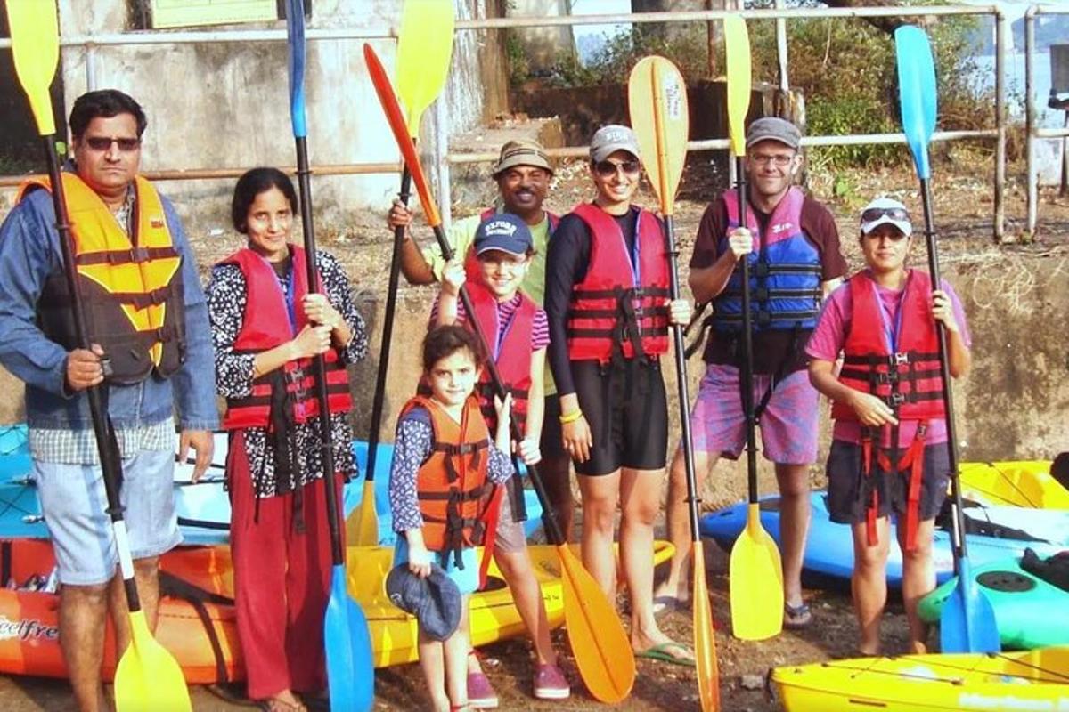 un grup de persones posant per a una foto amb caiacs