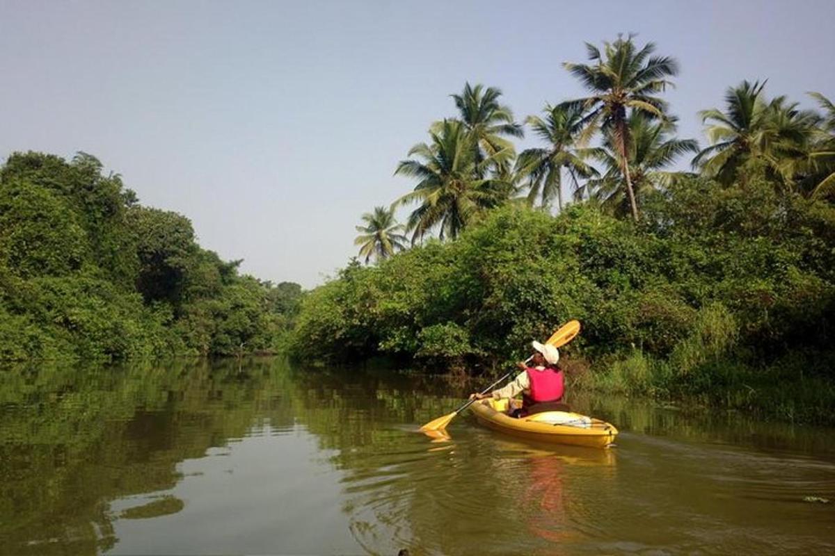 una persona è in kayak su un fiume