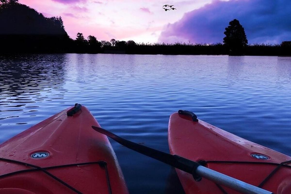 un paio di kayak su un lago al tramonto