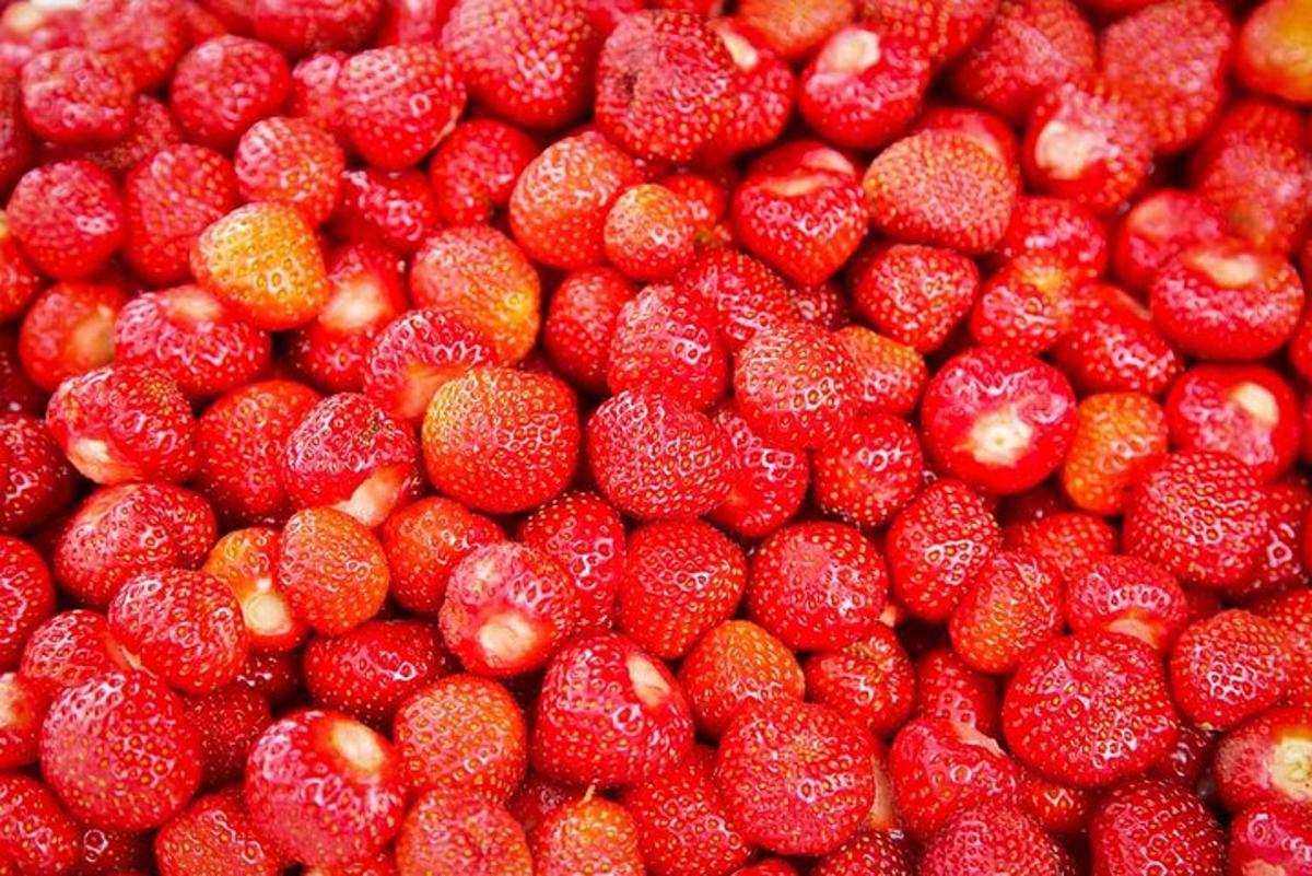 a pile of red strawberries sitting next to each other