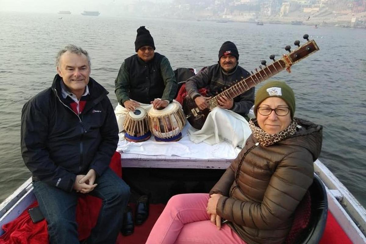 група људи који седе на броду