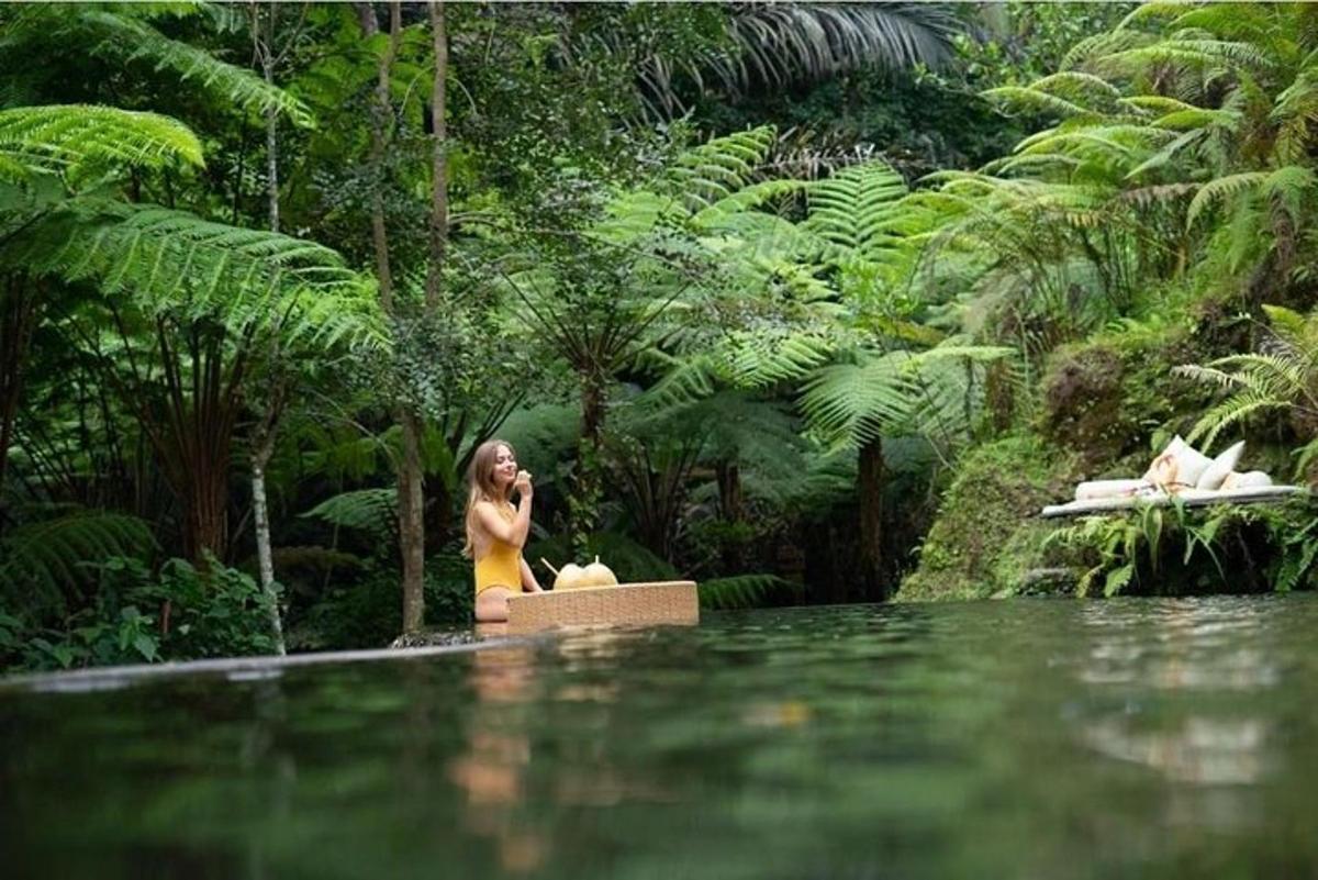 một người phụ nữ đang nói chuyện điện thoại di động trong rừng