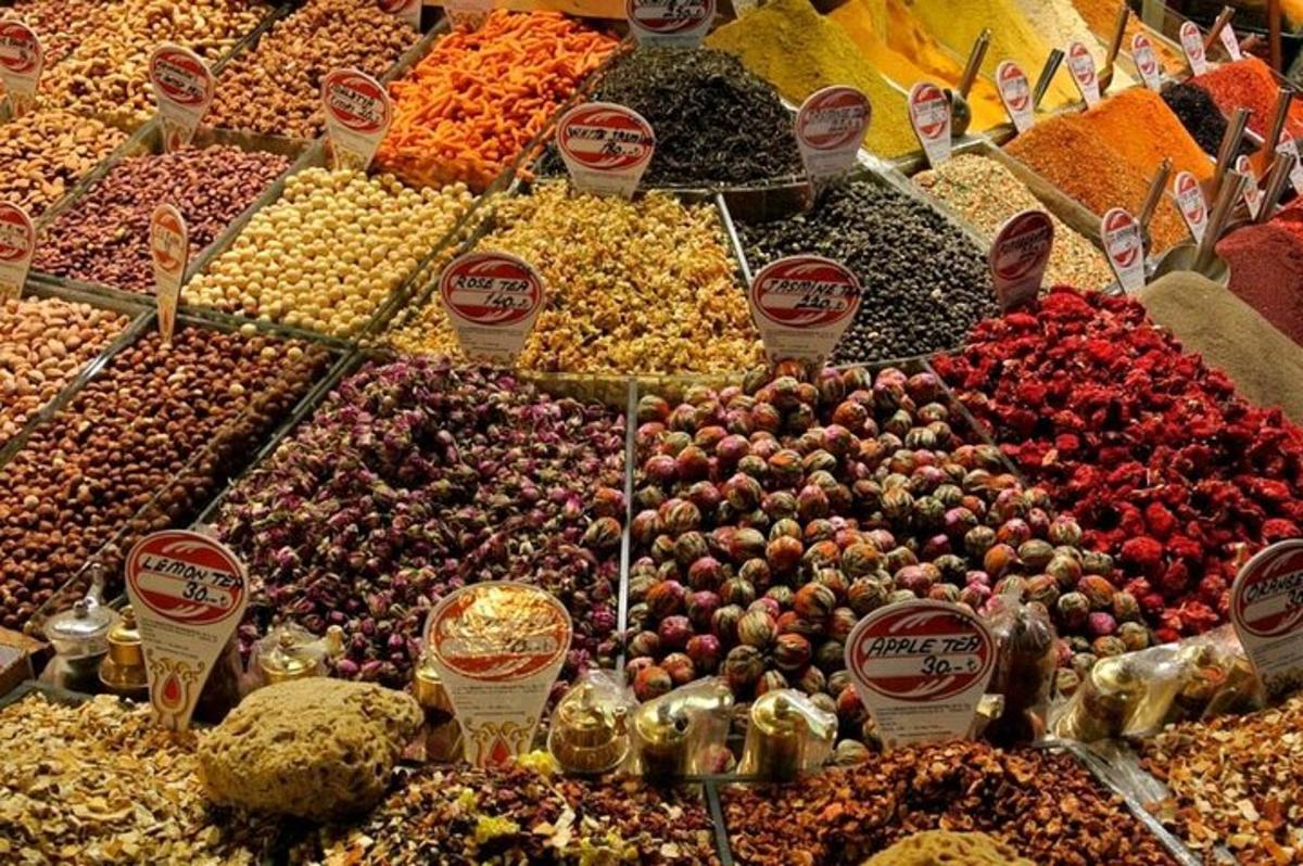 eine Auslage mit Obst und Gemüse auf einem Markt