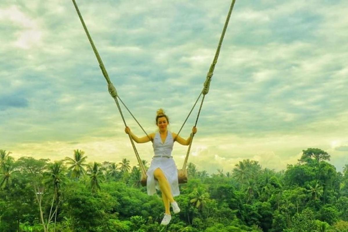 isang babae ang nakaupo sa isang swing