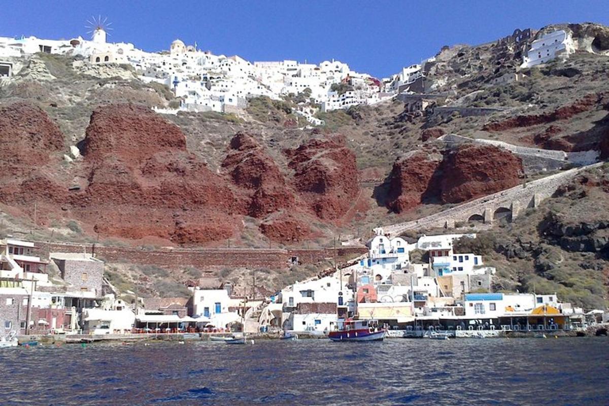 un gruppo di edifici sul fianco di una montagna