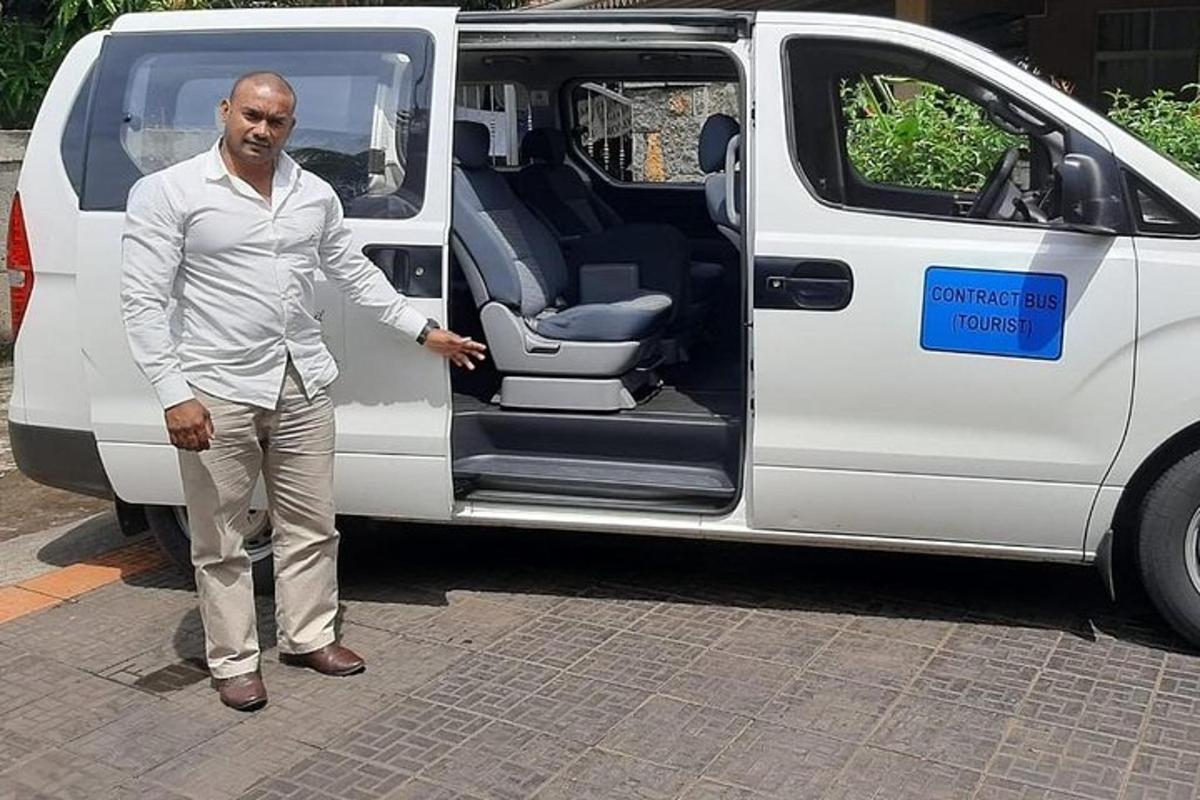 un home dret davant d'una furgoneta blanca