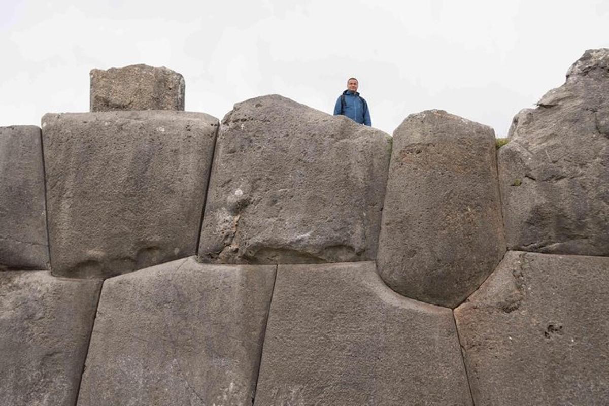 maður stendur ofan á steinhrúgu