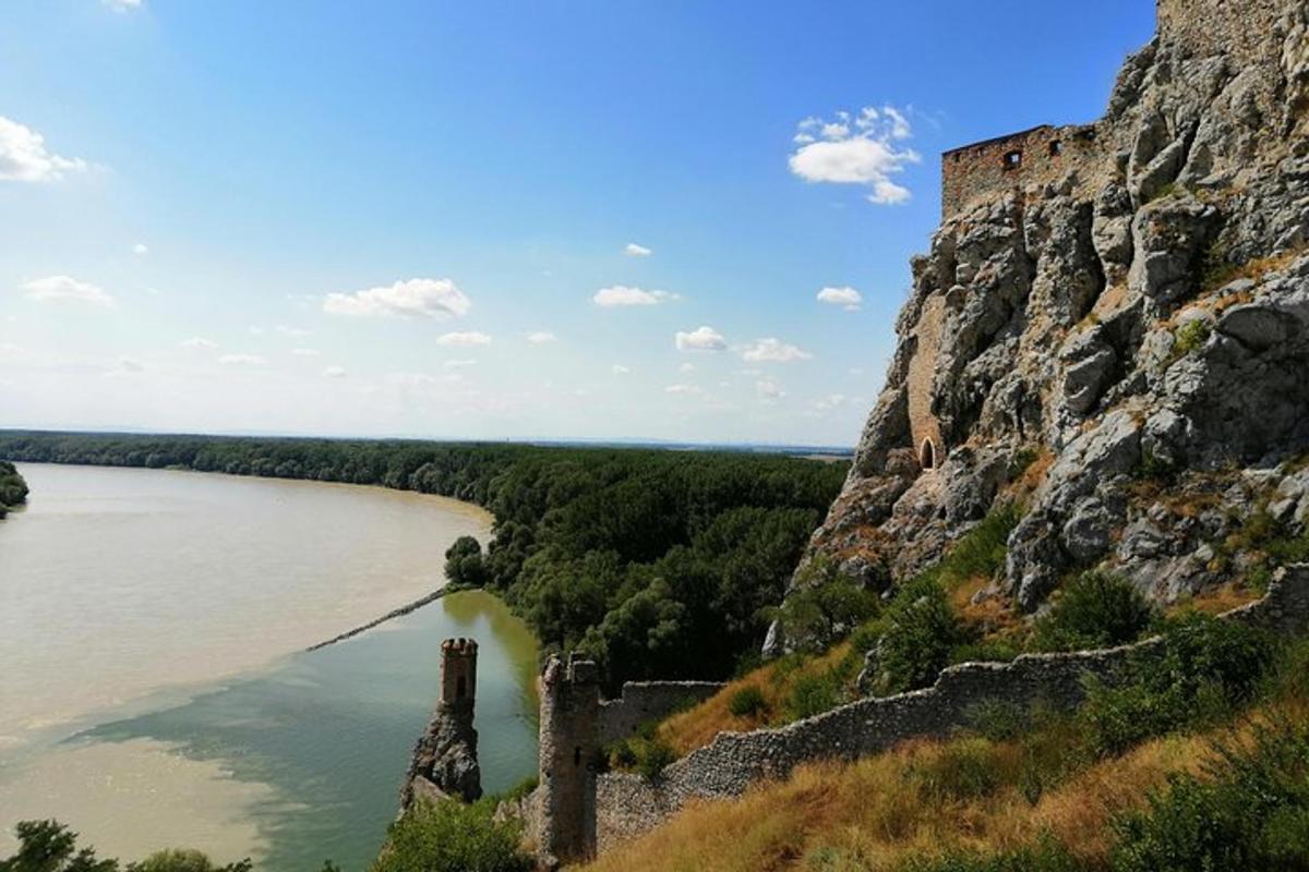 una vista di un fiume e di un castello su una scogliera