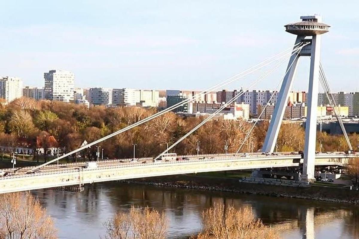 sild üle jõe, taustal linn