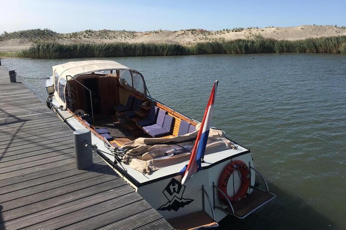 een boot ligt aangemeerd aan een steiger op het water