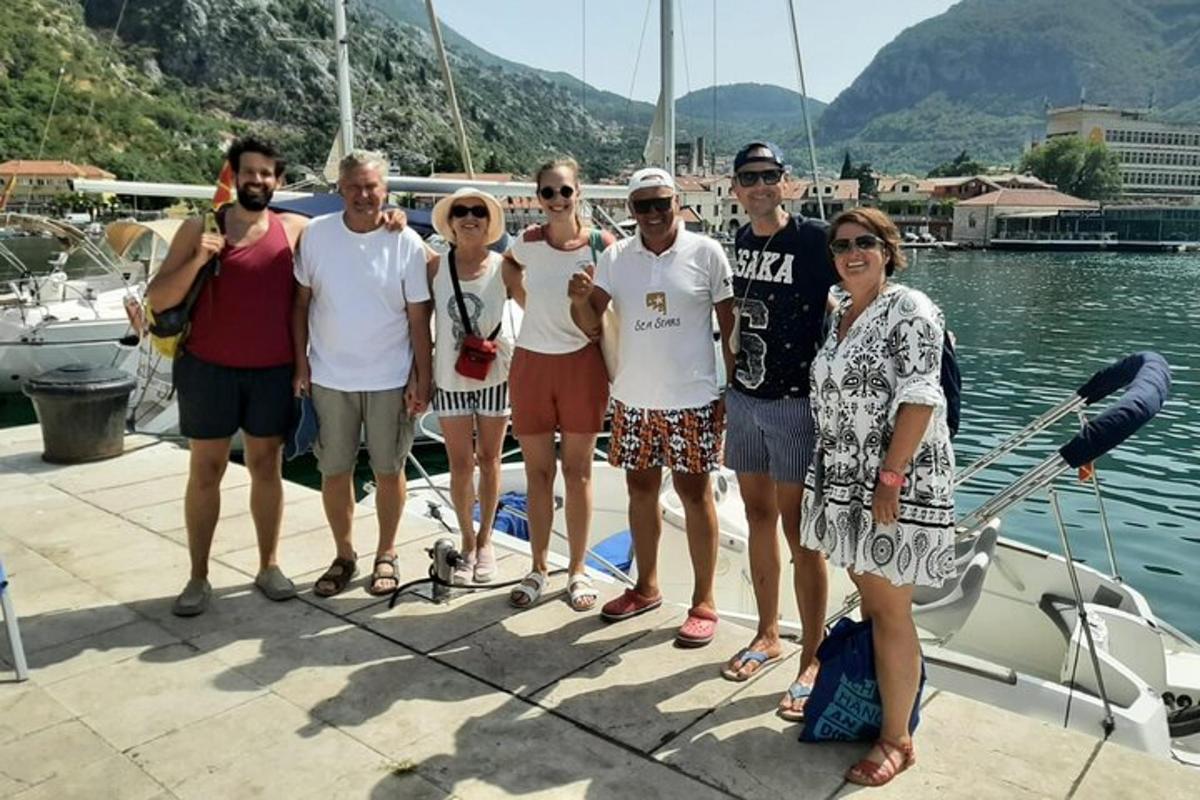 skupina lidí pózujících pro fotografii na lodi
