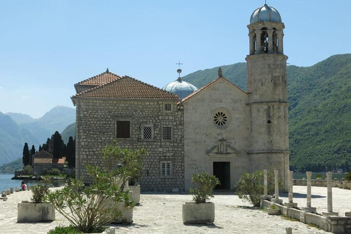un vecchio edificio con una torre e una chiesa