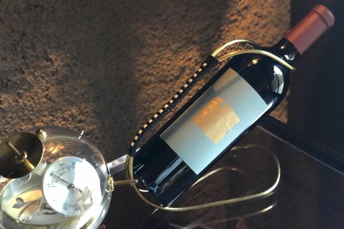 un telefono cellulare in un supporto accanto a un orologio da tasca