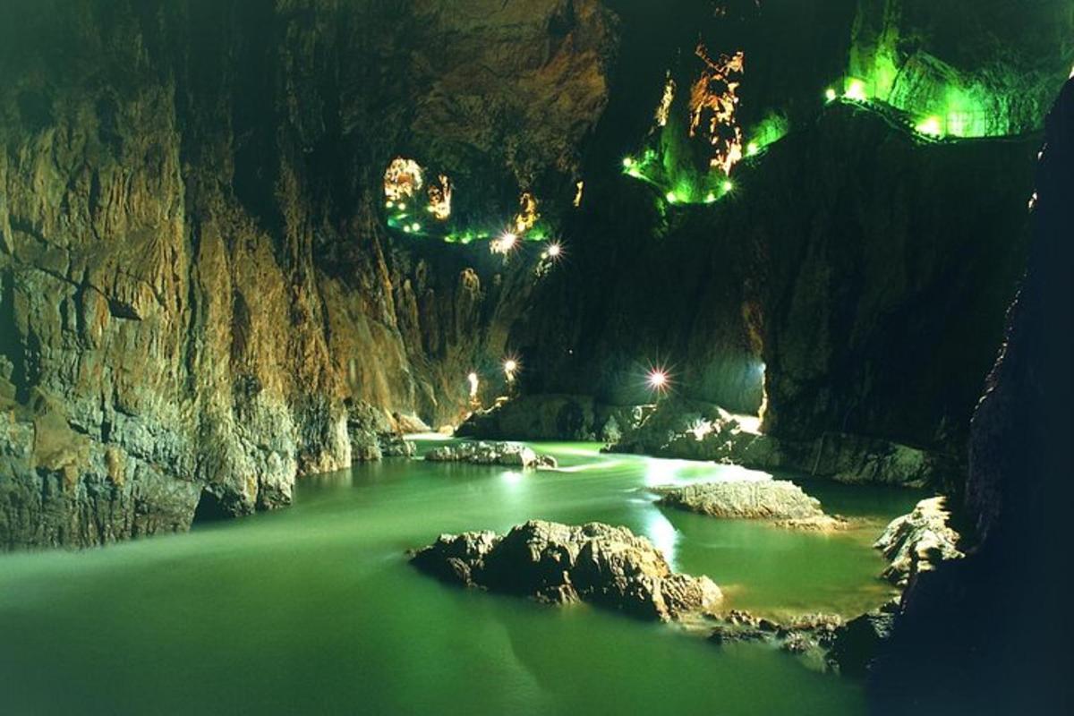 pemandangan sungai di dalam gua pada waktu malam