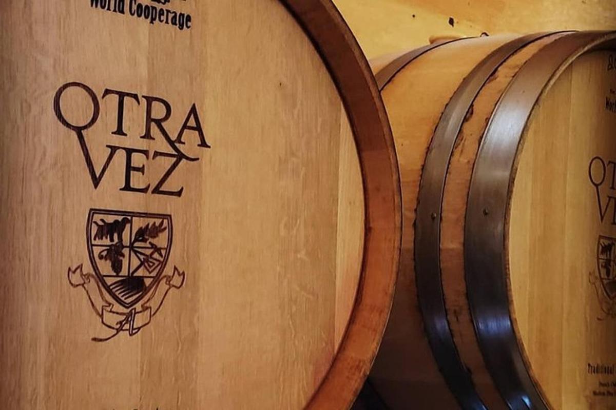 un primo piano di una botte di vino in legno