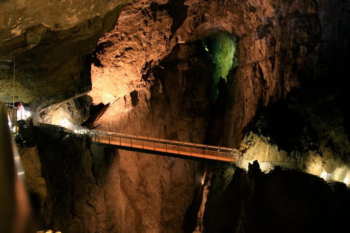 un lungo ponte in una grotta con una montagna