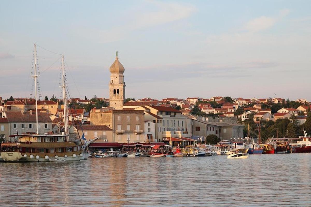una città con un porto con barche in acqua