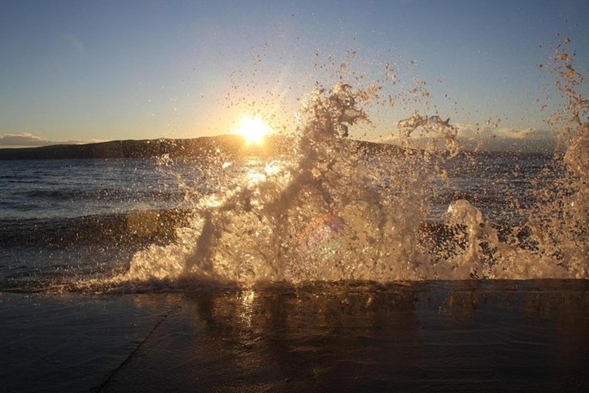 una persona sta sguazzando nell'acqua sulla spiaggia