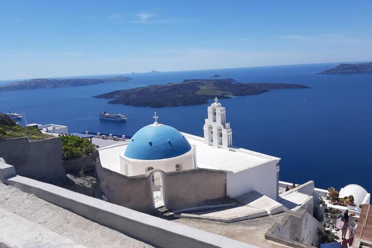 sebuah gereja dengan kubah biru di atas lautan