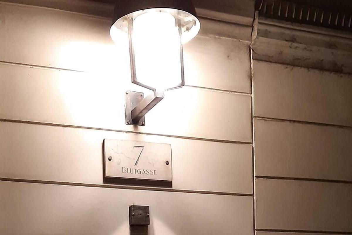 ένα φωτιστικό σε έναν τοίχο με ένα ρολόι πάνω του