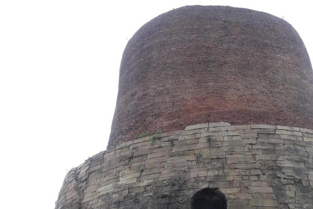 una torre alta con una torre di mattoni