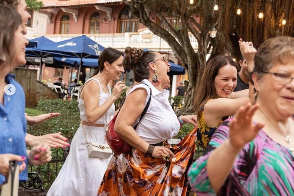 un groupe de femmes debout les unes autour des autres