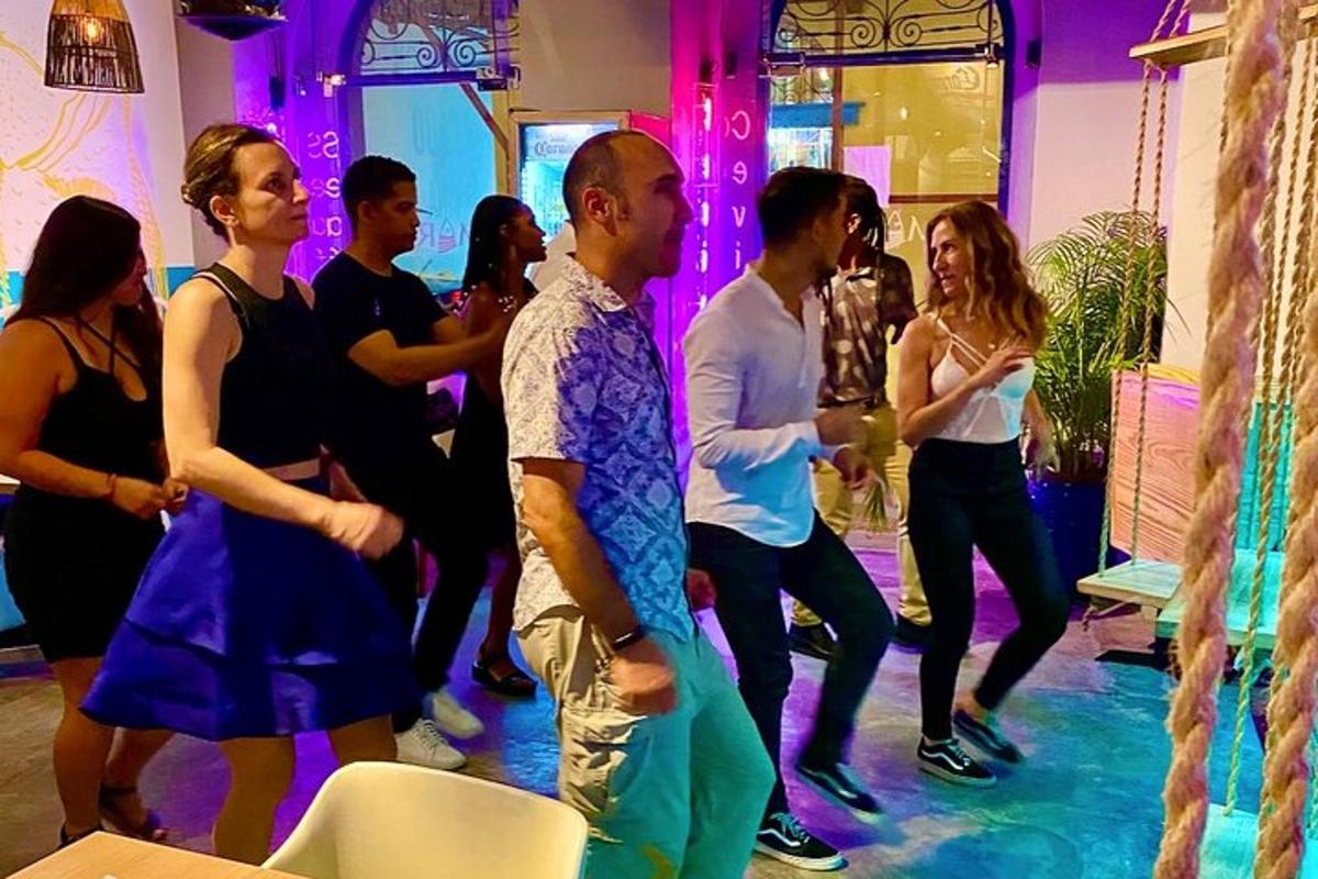 isang grupo ng mga taong sumasayaw sa isang party