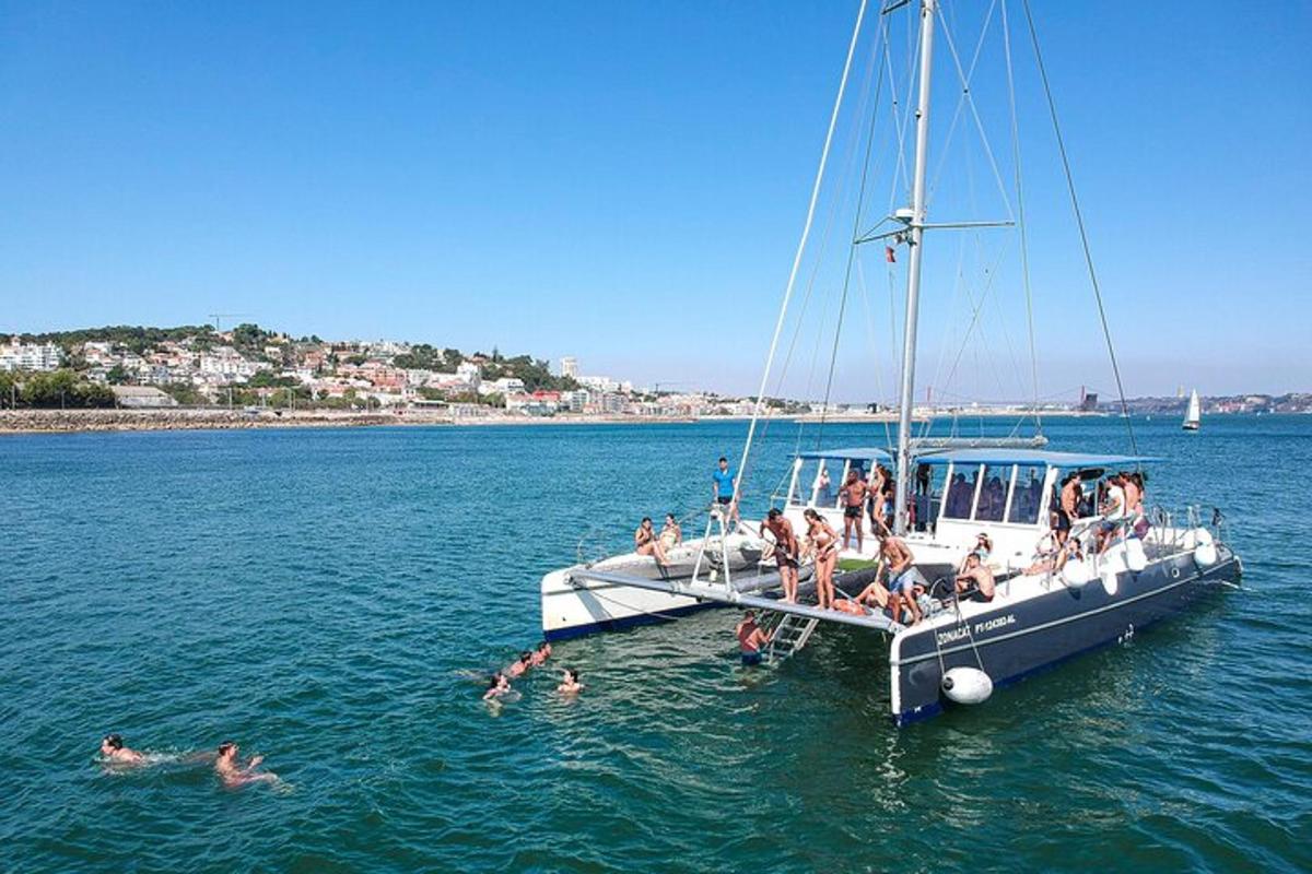 un gruppo di persone su una barca in acqua
