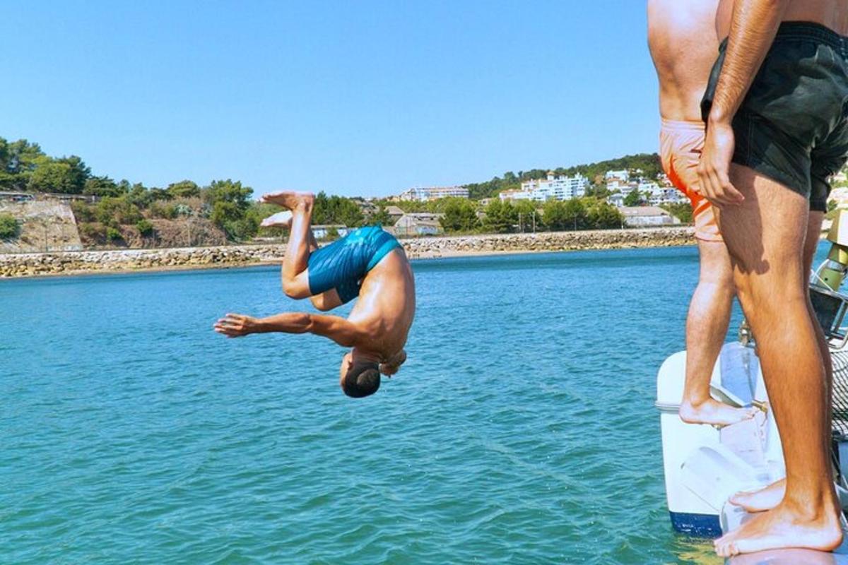 un uomo che salta da una barca in acqua
