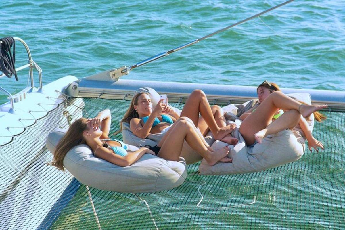 un gruppo di ragazze sedute su sedie gonfiabili su una barca