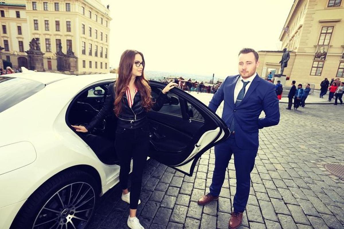 mees ja naine seisid valge auto kõrval