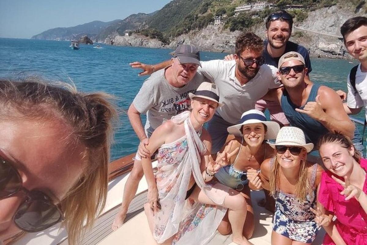 un gruppo di persone in posa per una foto su una barca