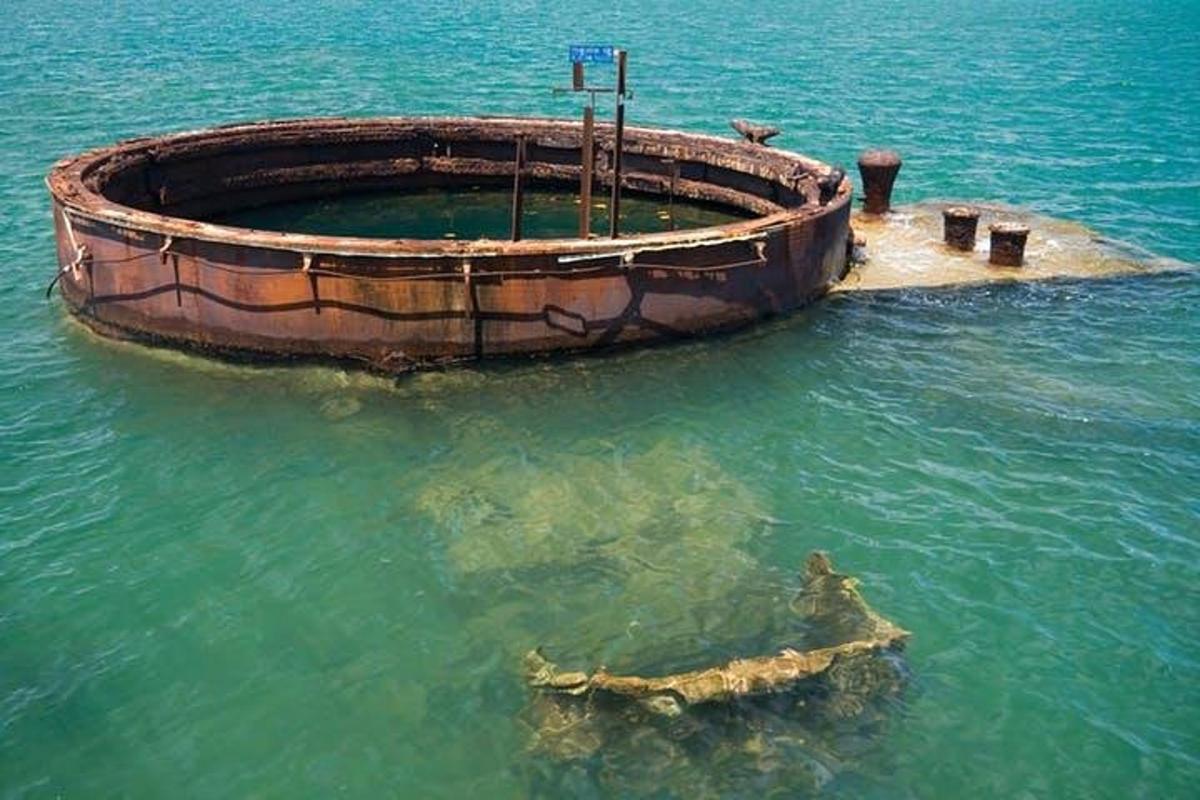 μια παλιά μπανιέρα στο νερό στον ωκεανό