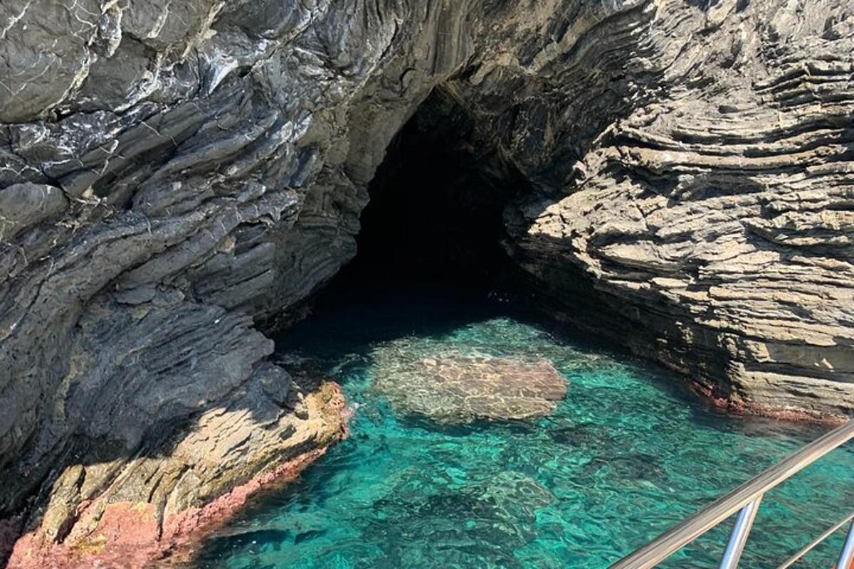 una grotta con una pozza d'acqua al suo interno