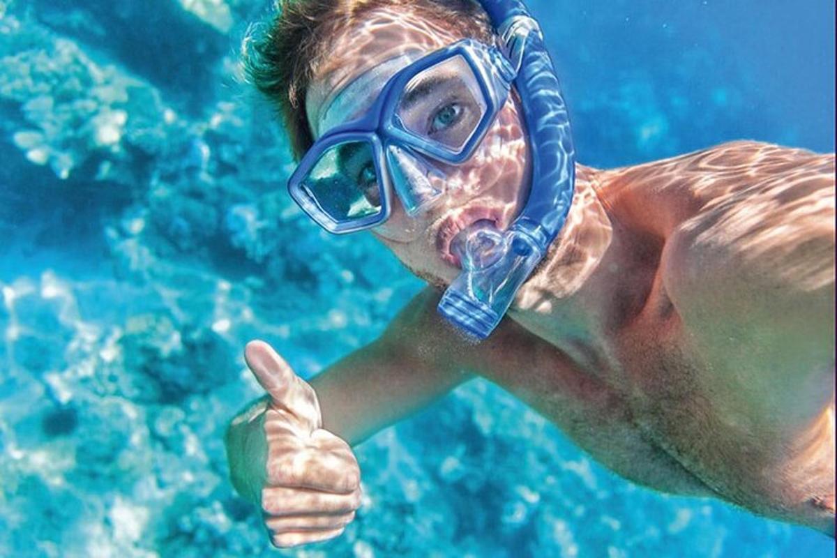 un uomo con una maschera da sub che fa un gesto di pollice in su