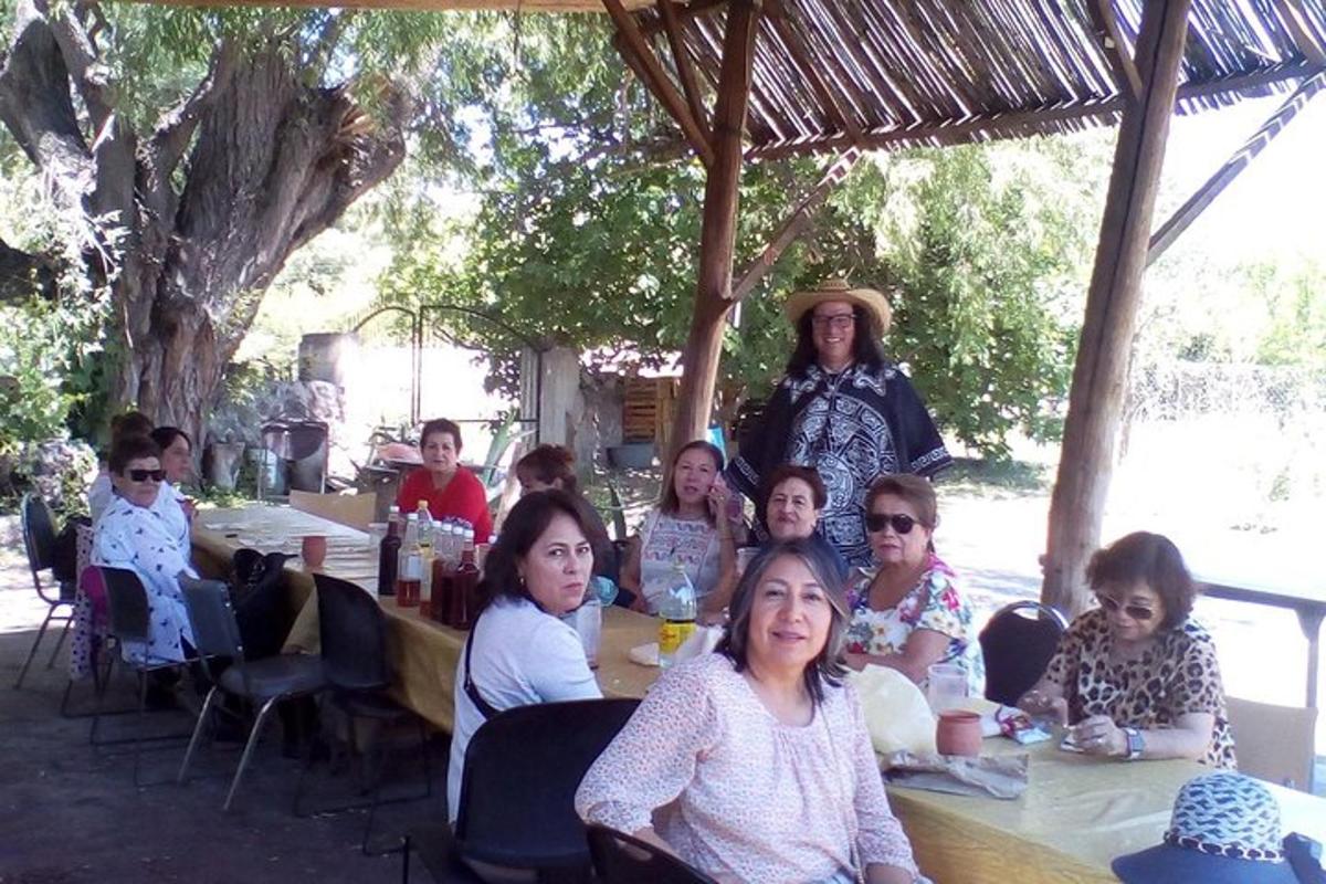 一群人坐在餐厅的桌子旁