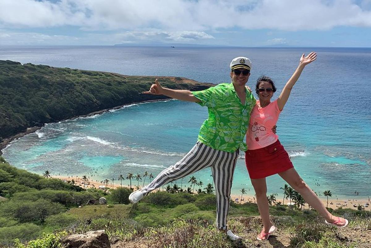 un uomo e una donna in piedi su una collina vicino alla spiaggia