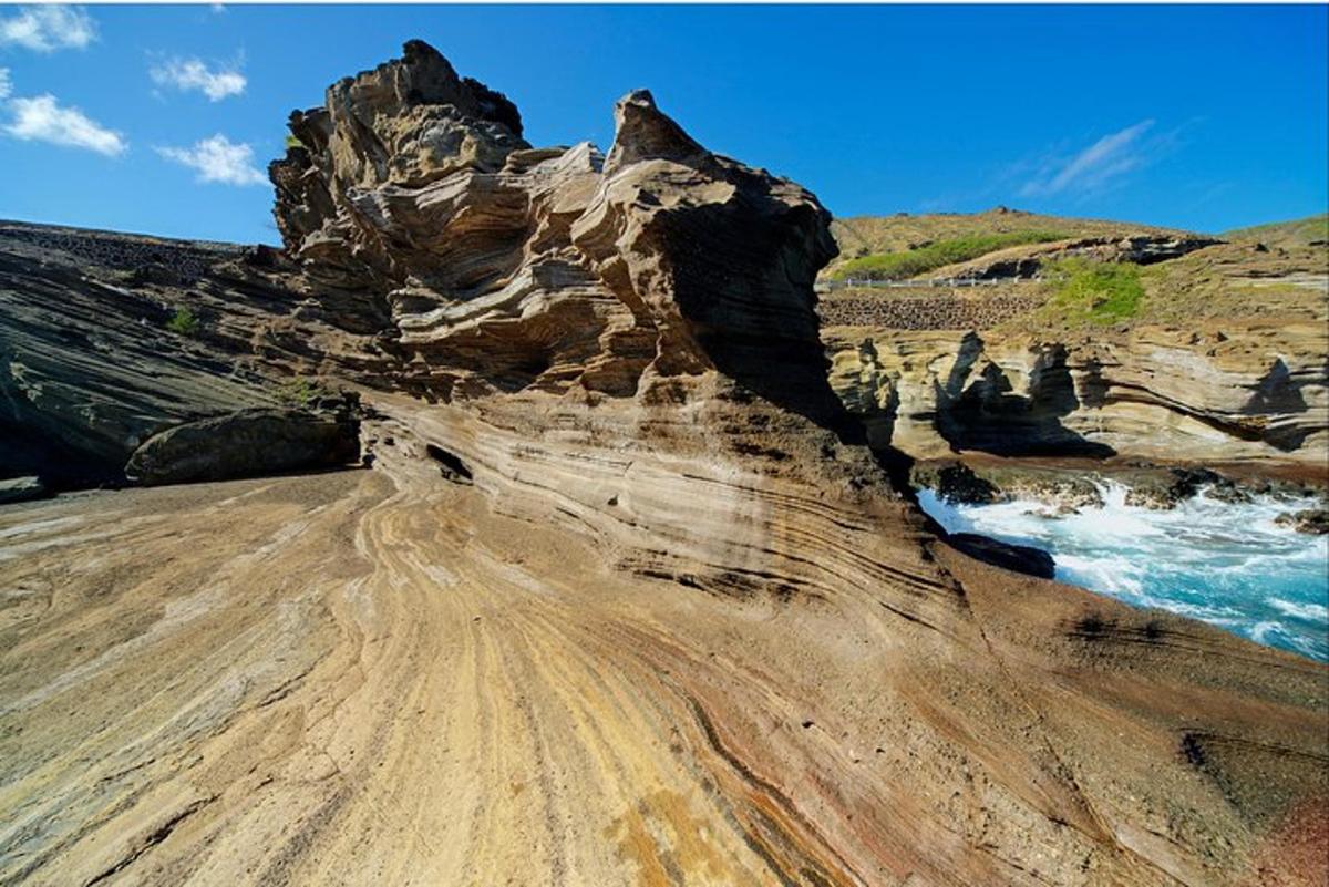 una formazione rocciosa sulla riva di una spiaggia
