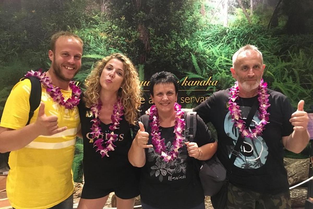 un gruppo di persone che fa il segno del pollice in su