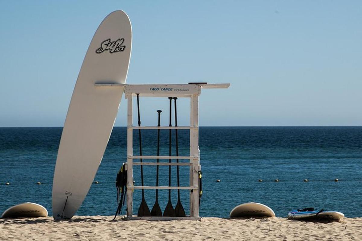 reševalno stojalo na plaži z dvema deskama za surfanje