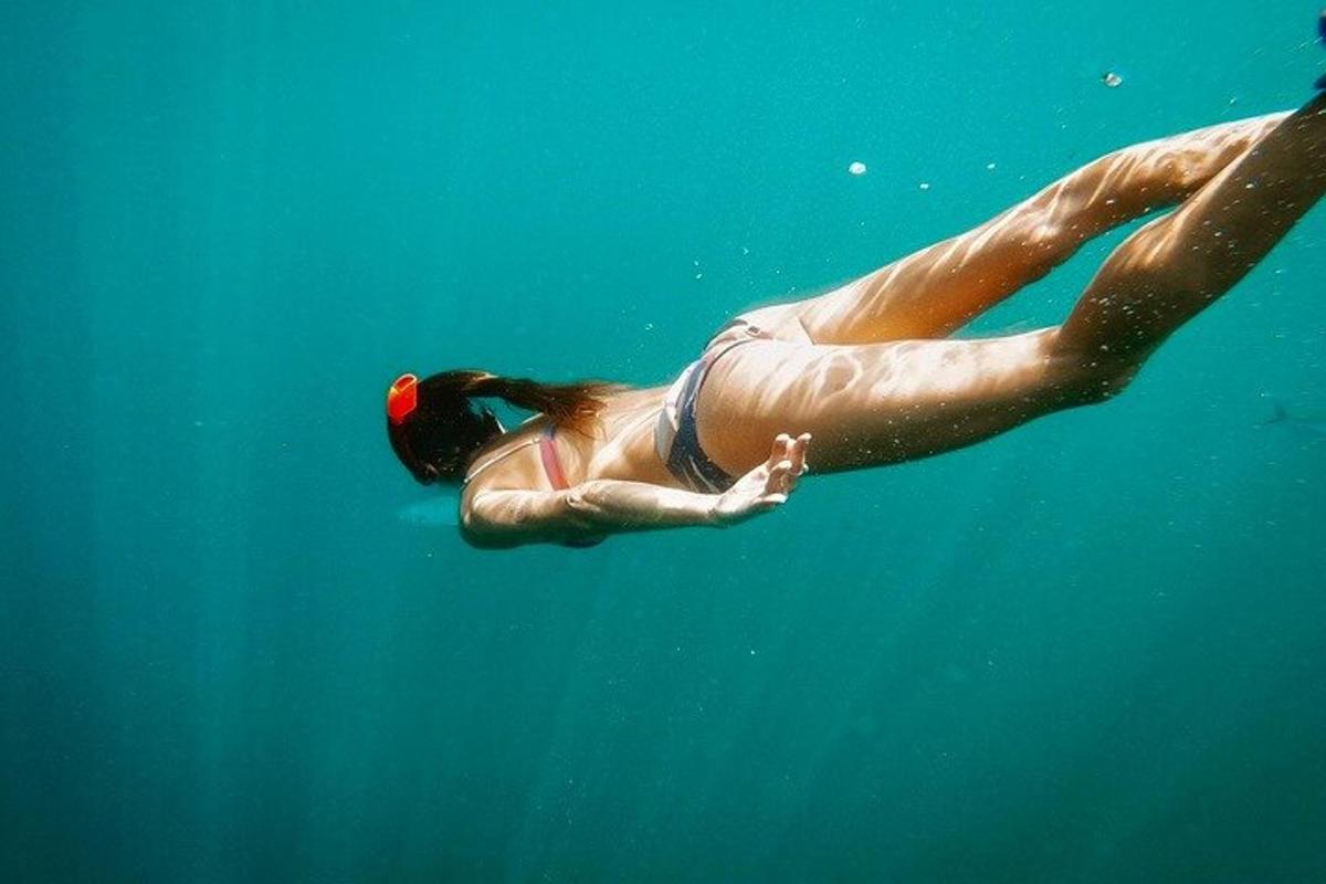una donna che nuota nell'acqua dell'oceano