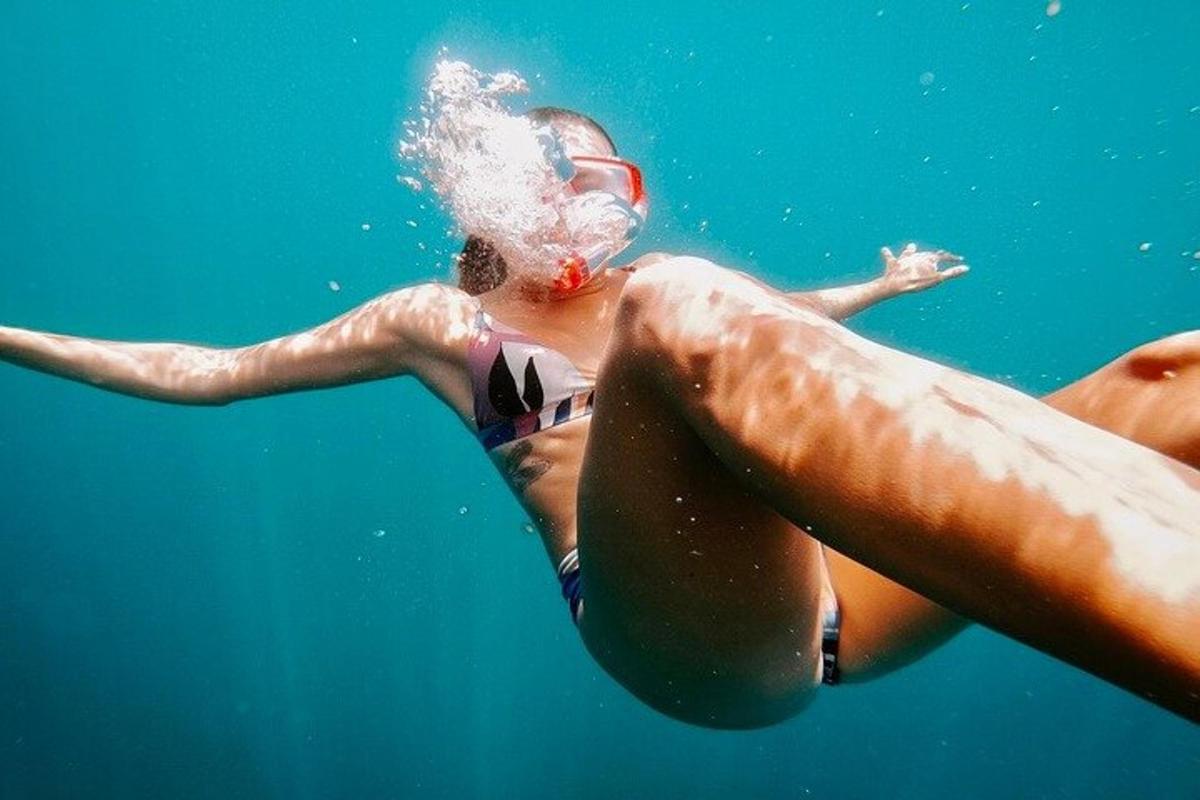 una donna che nuota nell'acqua nell'acqua